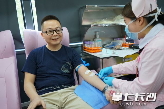 省卫生健康委工作人员踊跃参与无偿献血。长沙晚报通讯员 常杜 摄