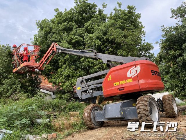 高空作业平台车的新用途。