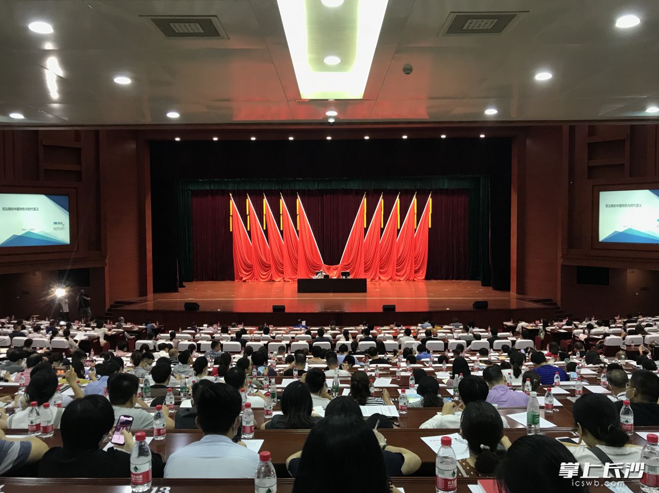 16日，由市委政法委、市法学会主办，市律师协会承办的“百名法学家百场报告会”之民法典专场报告会举行。 长沙晚报全媒体记者 聂映荣 摄