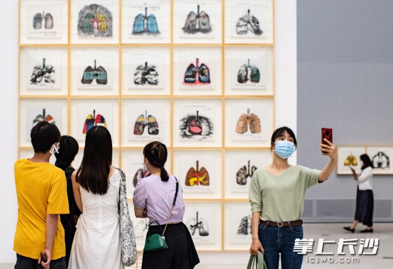 6月18日，中国文联2020年青年文艺创作扶持计划项目——《“讲好中国故事”——舒勇每日一画致敬战“疫”英雄主题作品展》在湖南省博物馆展出。图片均为长沙晚报全媒体记者  邹麟 摄