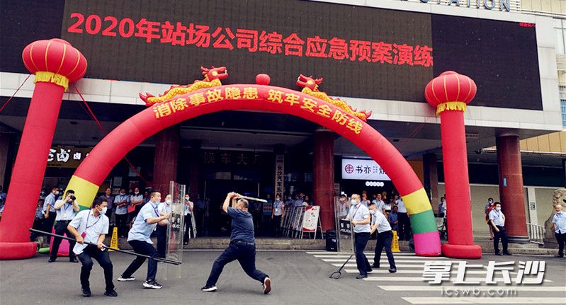 男子飞舞手中的砍刀声嘶竭力朝民警和保安冲上去。均为全媒体记者周和平摄