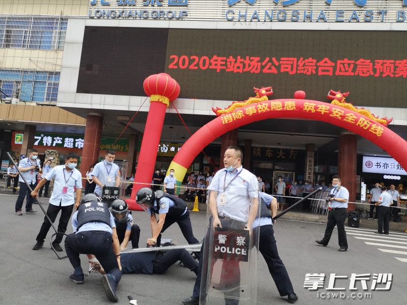 民警和保安合力“制服”了该男子。