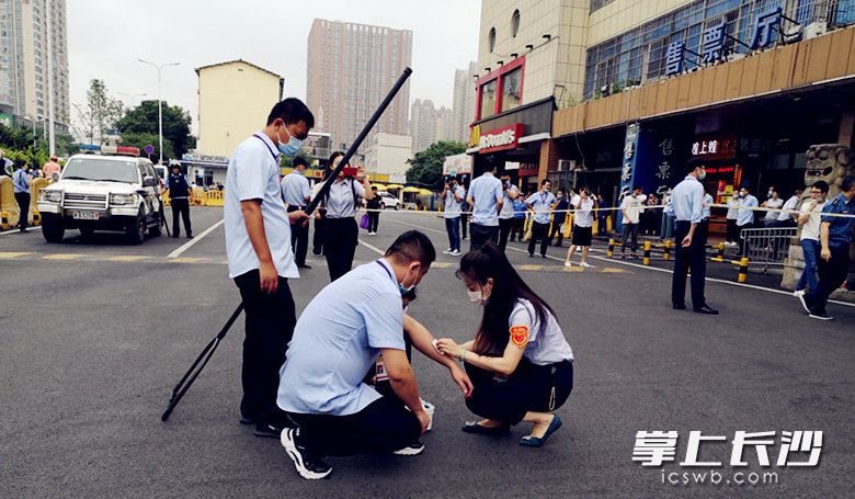 给“受伤”人员包扎伤口。