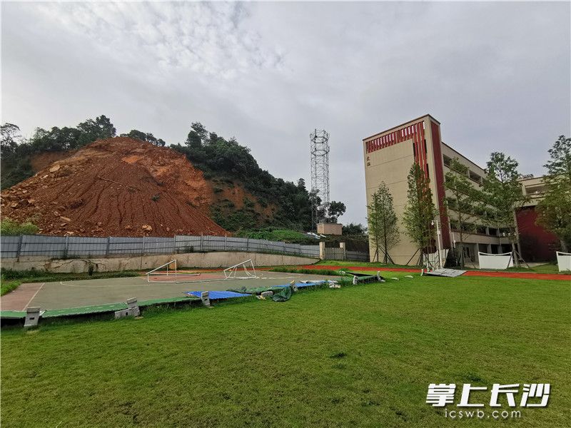 山体滑坡威胁着创远小学校舍安全。长沙晚报全媒体记者 刘树源 摄 山体滑坡威胁着创远小学校舍安全。长沙晚报全媒体记者 刘树源 摄