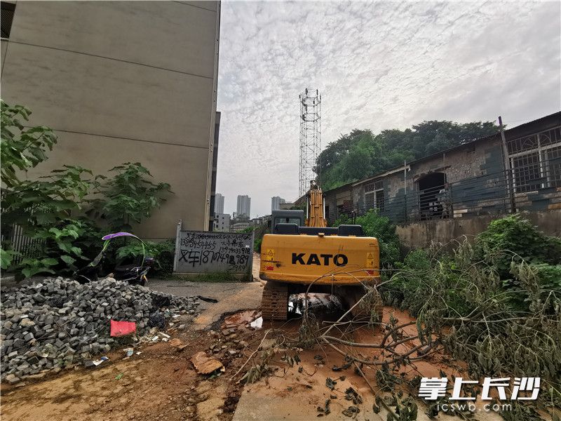 一台挖掘机停在滑坡道路路口,并未进场施工运土。长沙晚报全媒体记者 刘树源 摄 一台挖掘机停在滑坡道路路口,并未进场施工运土。长沙晚报全媒体记者 刘树源 摄