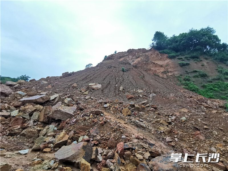 山体滑坡处。长沙晚报全媒体记者 刘树源 摄 山体滑坡处。长沙晚报全媒体记者 刘树源 摄
