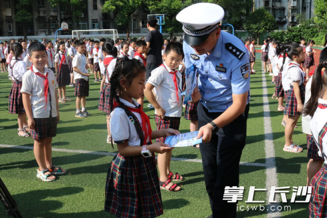 天心交警将头盔赠与了学生，并向学生们发放交通安全宣传资料200余份。