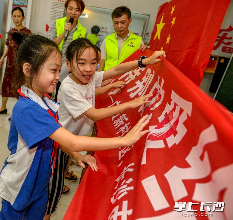 开营仪式上,孩子们写上对夏令营的希望。长沙晚报全媒体记者 陈飞 摄 开营仪式上,孩子们写上对夏令营的希望。长沙晚报全媒体记者 陈飞 摄