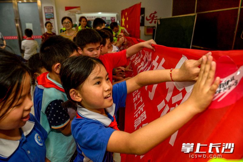 开营仪式上,孩子们写上对夏令营的希望。长沙晚报全媒体记者 陈飞 摄 07 开营仪式上,孩子们写上对夏令营的希望。长沙晚报全媒体记者 陈飞 摄 07