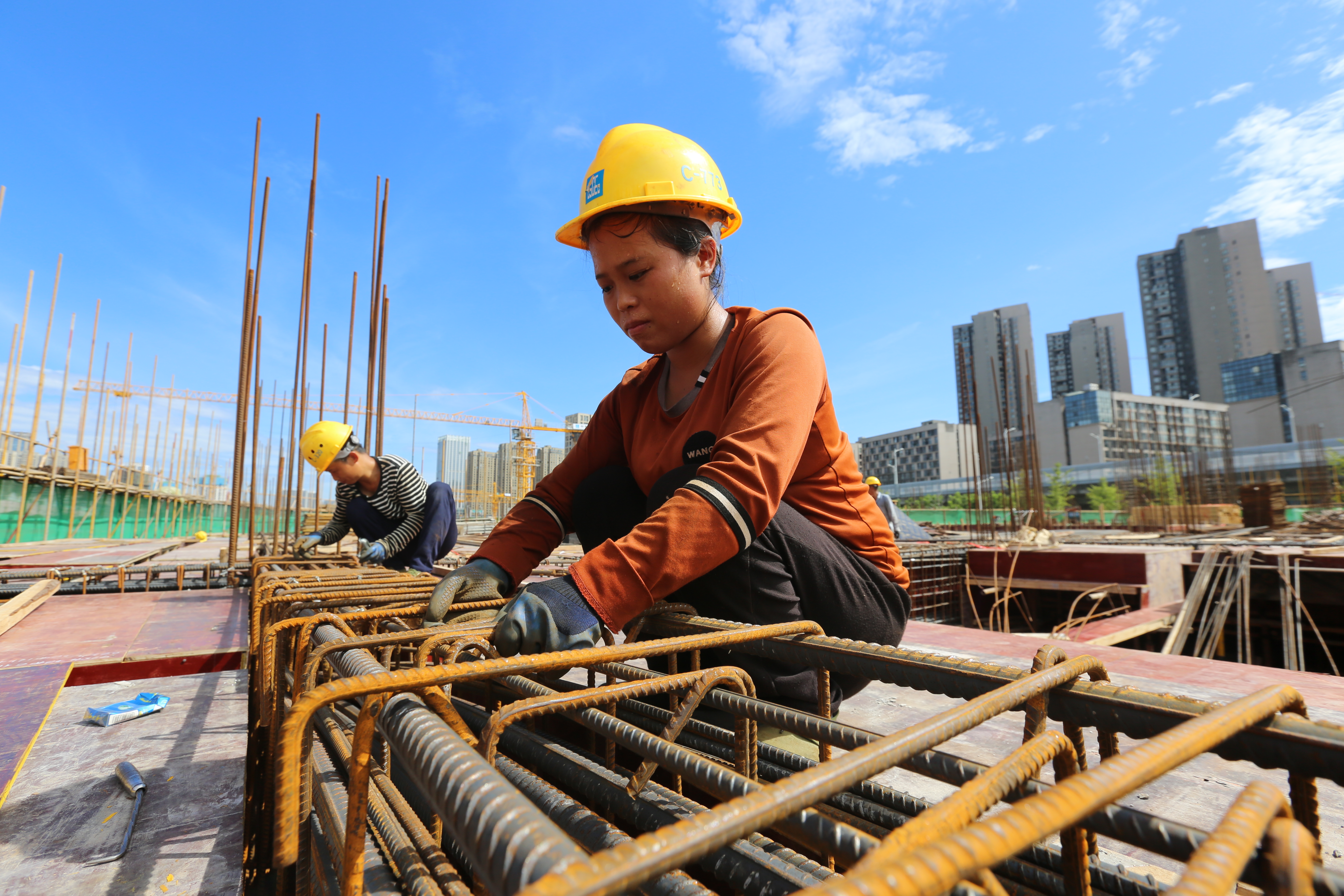 烈日下，圭塘河井塘段城市双修及海绵示范公园建设工人挥汗如雨，加紧赶工。长沙晚报通讯员 熊其雨 摄