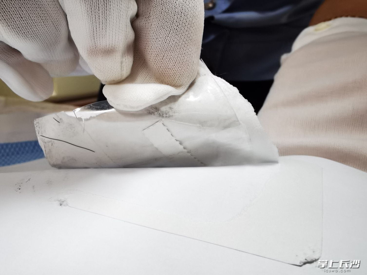 夹藏在印刷物品内的“邮票”毒品。