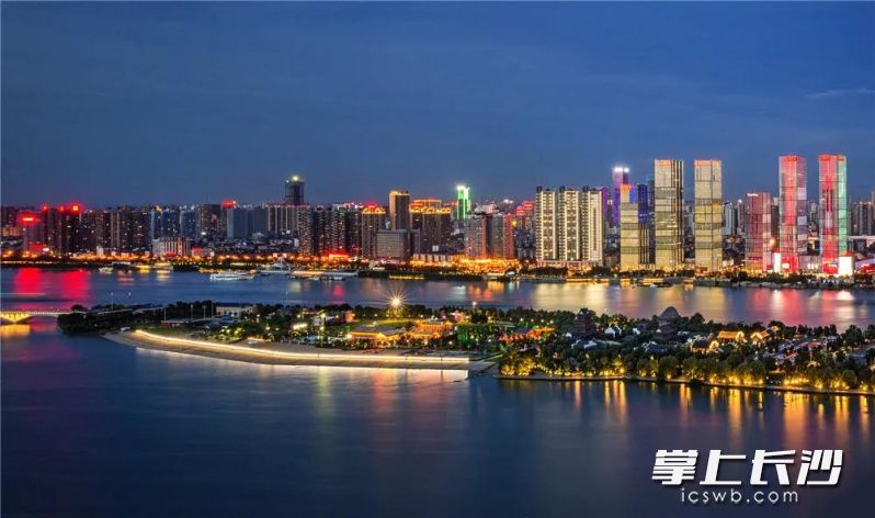 长沙美丽的夜景下是“夜经济”的繁荣。 长沙美丽的夜景下是“夜经济”的繁荣。