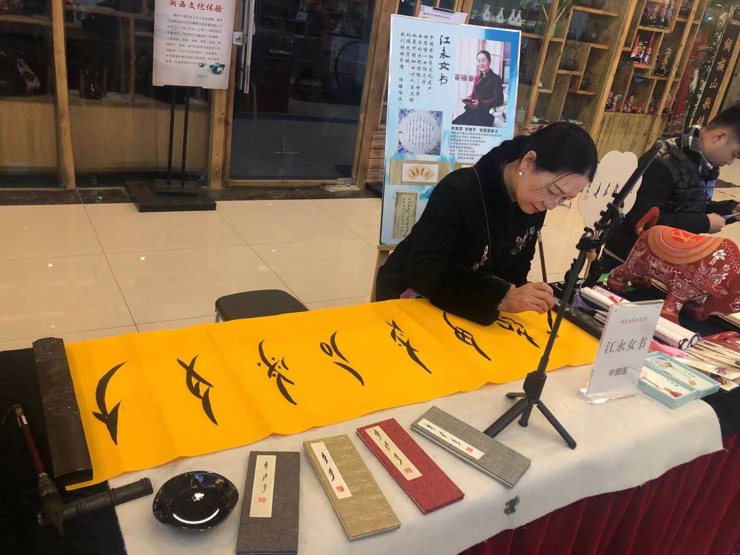 湖南雨花非遗馆的多名非遗传承人还在活动现场大展“才艺”。