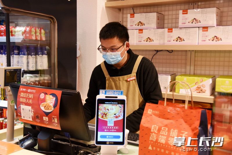 为了节约外卖小哥时间，每次接到外卖订单，刘兴瑞都是快速装袋结算。