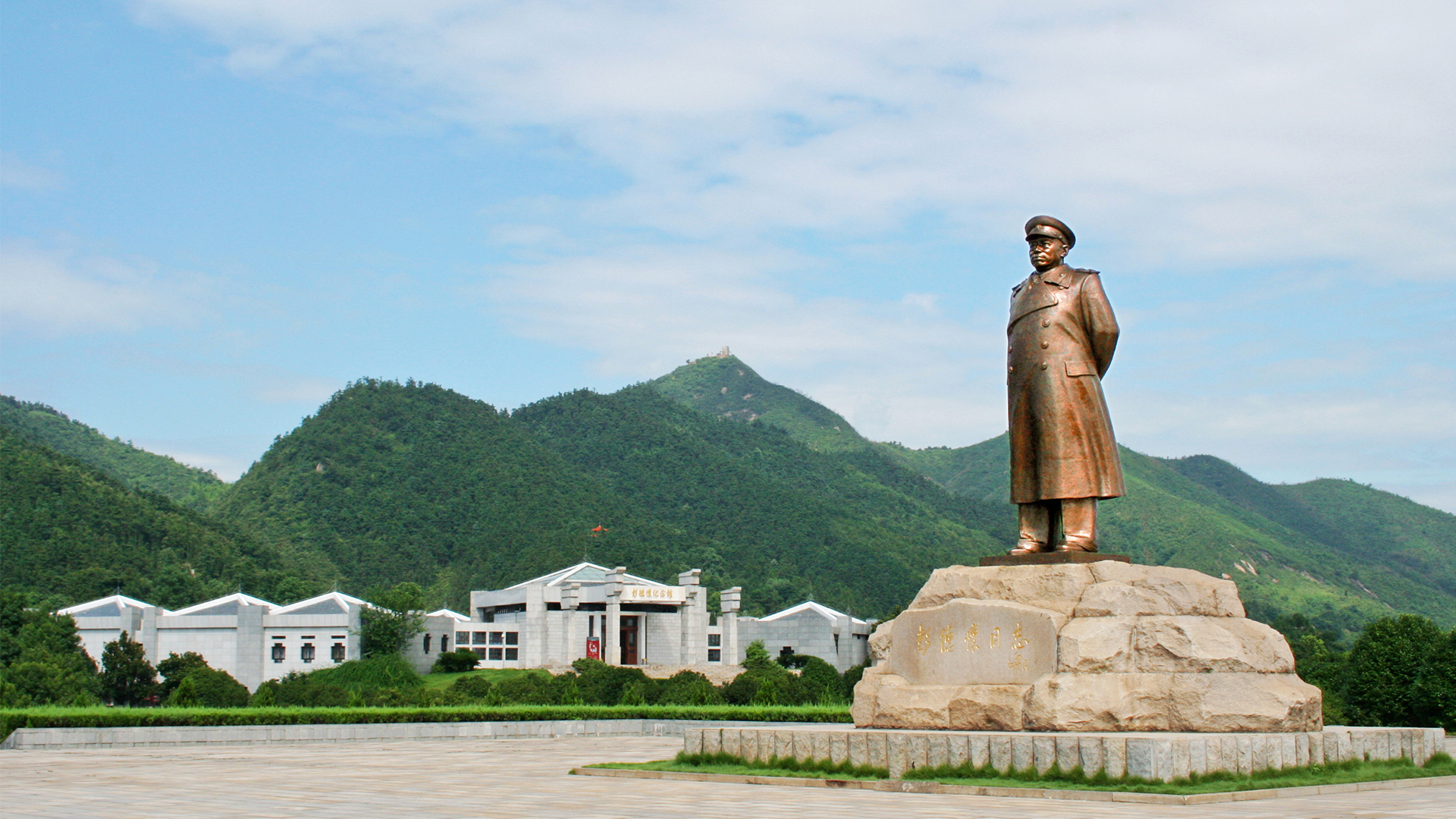 身着戎装的彭德怀铜像连同基座高8.1米，寓意其卓越的军事才能和赫赫战功。受访者 供图