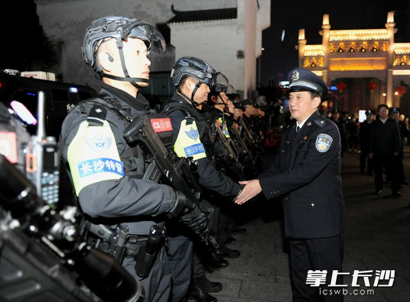 2月11日晚，副省长、省公安厅厅长许显辉赴长沙公安机关督导检查除夕安保维稳工作，看望慰问节日期间坚守岗位的执勤值班民警。均为长沙晚报通讯员 曾斌 摄