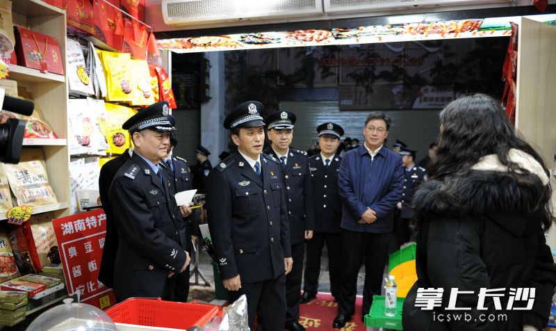 督导检查过程中，许显辉走进太平街一家湖南特产销售店，向店主询问社会治安秩序情况。