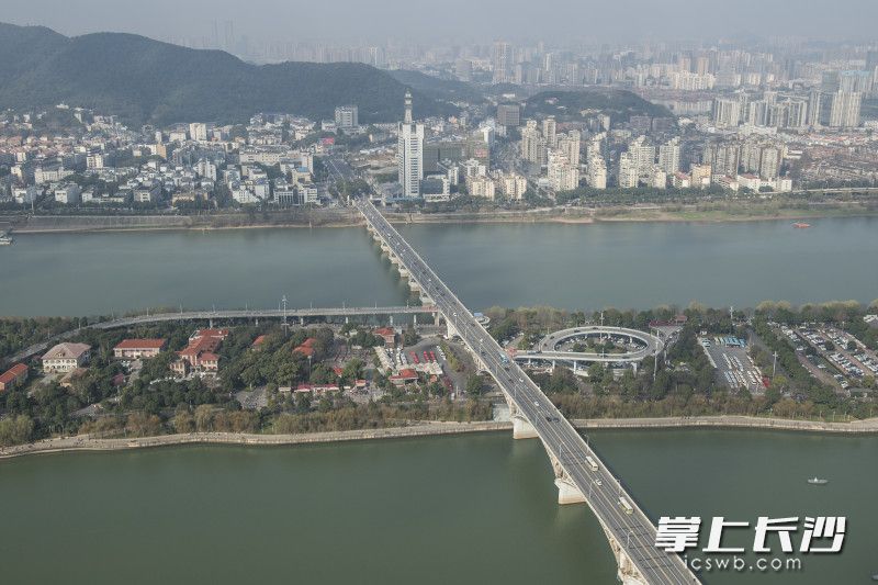 直升机飞越五一广场、橘子洲、岳麓山等地进行巡航。