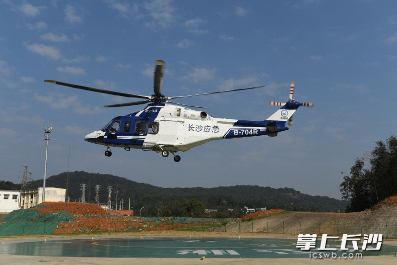 2月15日上午，长沙市应急管理局（市应急办）与湘江通航公司共同启动直升机空中巡航。均为长沙晚报全媒体记者 黄启晴 摄