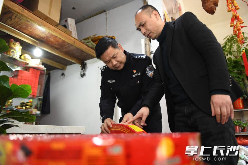 2月19日，民警对长沙岳麓区一家鞭炮销售门店进行检查和执法。长沙晚报全媒体记者 黄启晴 摄