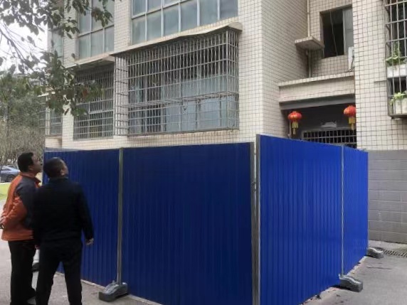 文明在查看筹建中的电梯。 文明在查看筹建中的电梯。