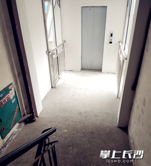 湘湖社区老旧小区加装电梯后，老人不再出行难。