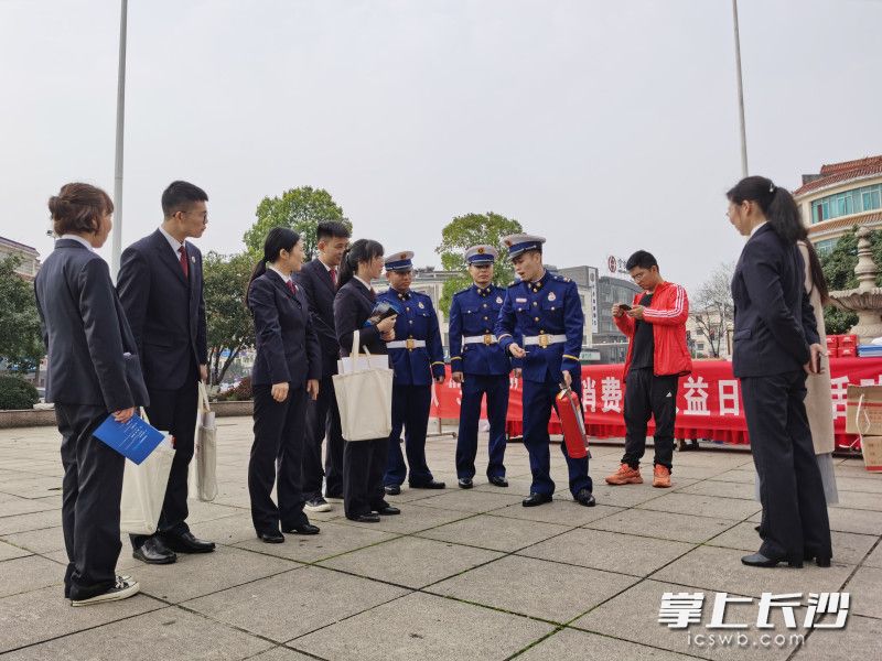 3月15日，宁乡市消防救援大队联合多部门开展“3·15”消费者权益日消防产品宣传活动。均为长沙晚报通讯员 周慧 供图