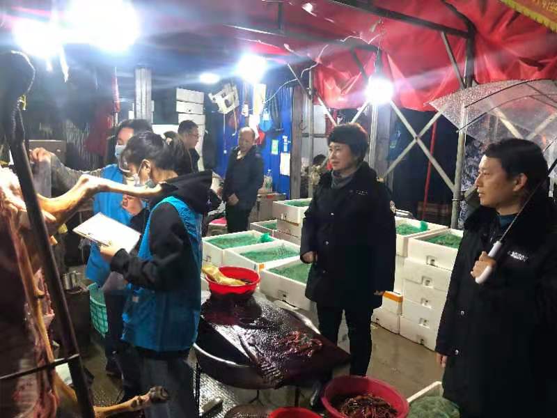芙蓉区市场监管局今天凌晨对马王堆海鲜批发市场羊肉经营门店、摊位开展专项检查。通讯员 徐慰 供图