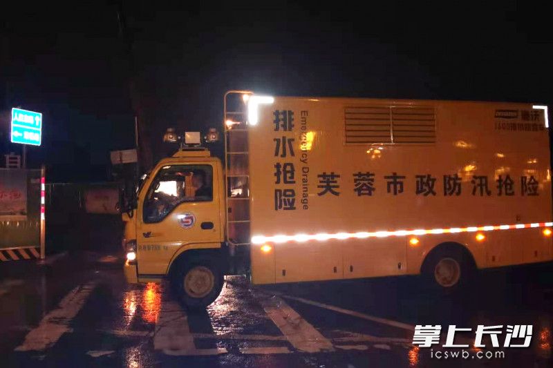 在东岸街道，排水车对六号线博物馆外匝道进行排积紧急处理。