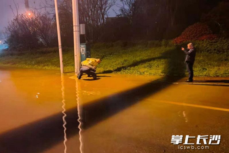 东屯渡街道及时排除辖区路面积水。