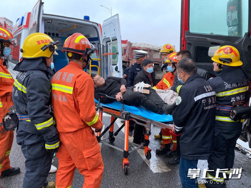 救援现场。均为长沙晚报通讯员 周慧 供图 救援现场。均为长沙晚报通讯员 周慧 供图