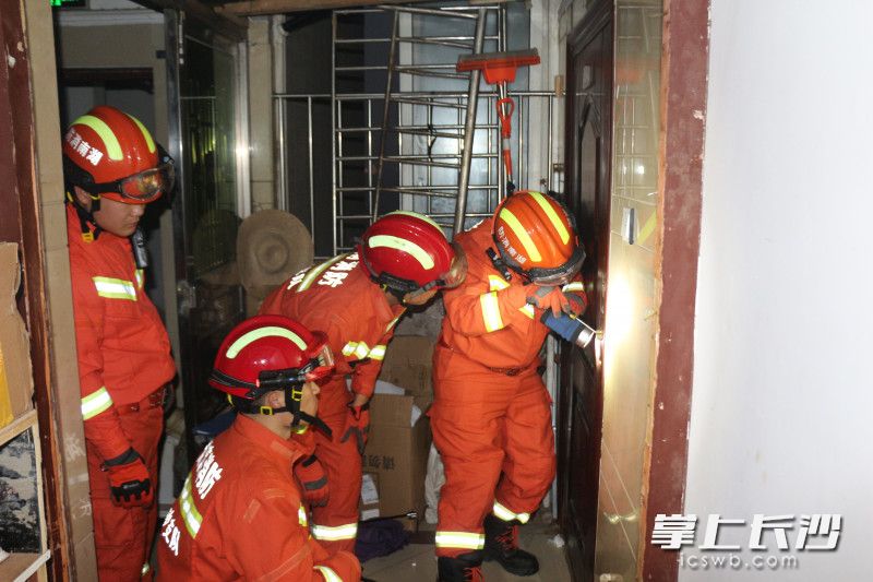 消防员使用破拆工具对房门进行破拆。均为长沙晚报通讯员 胡宇波 供图 消防员使用破拆工具对房门进行破拆。均为长沙晚报通讯员 胡宇波 供图