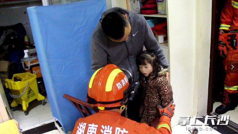 经过近40分钟的紧张救援,幼童被成功救出。 经过近40分钟的紧张救援,幼童被成功救出。