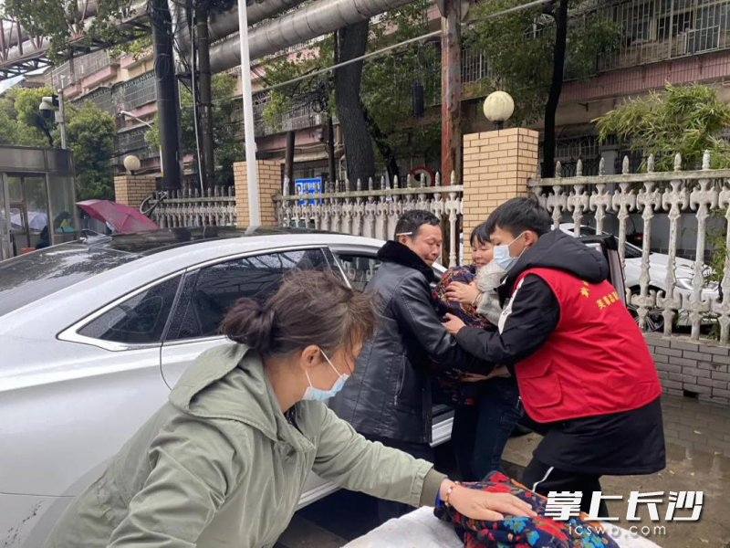 志愿者正在为困难群众提供帮扶。全媒体通讯员 文艺摄