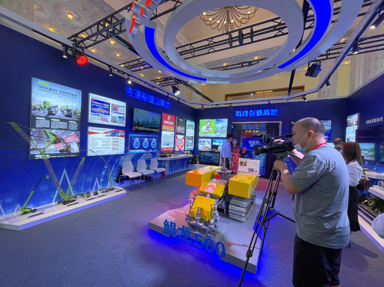 参展观众“聚焦”中联重科。通讯员  丁未供图