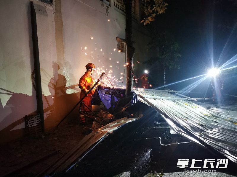 消防员现场切割、处置雨棚。长沙晚报通讯员 唐雄杰 供图