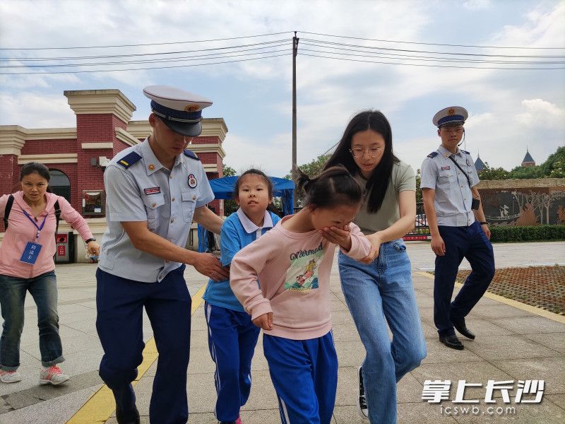 在消防员和老师的指引下，学生学习疏散逃生。均为长沙晚报通讯员 何忠正 供图