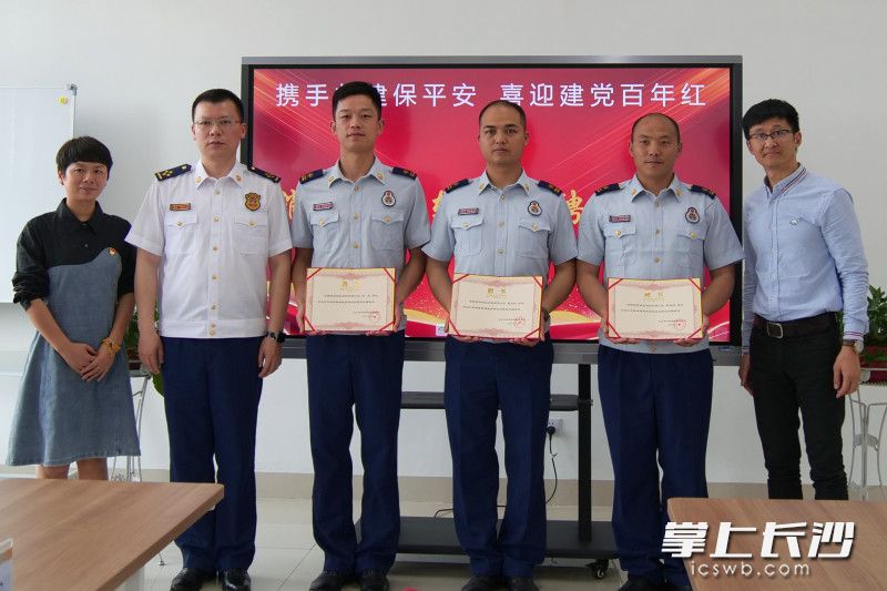 3名消防指战员受聘学校校外辅导员。