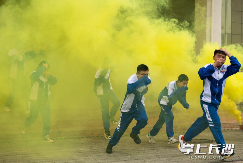 听到警报声，周南望城学校学生有序疏散逃生。      均为长沙晚报全媒体记者 邹麟 摄