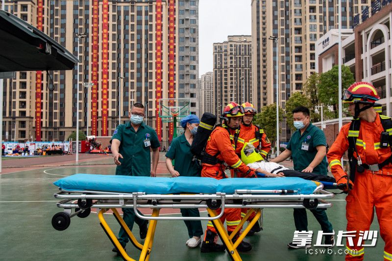 消防员及时找到“伤员”并快速转移至120急救中心。