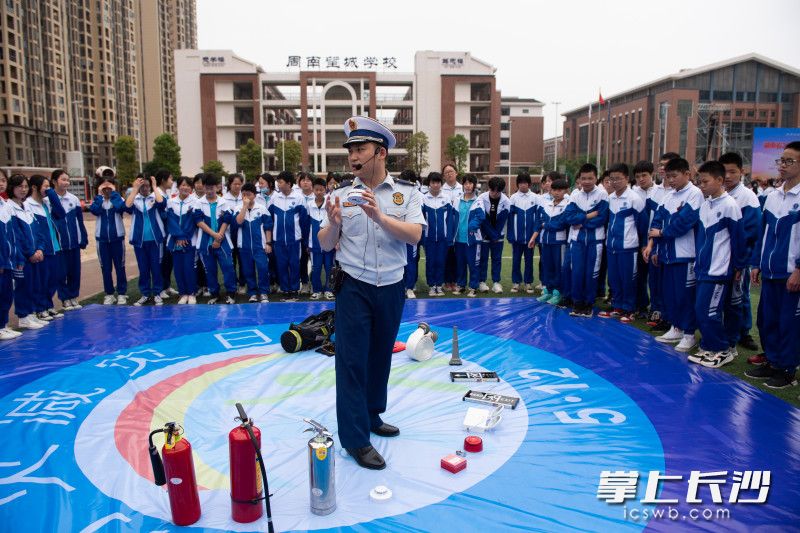 现场，消防宣传员为学生们带来一堂生动的消防安全课。