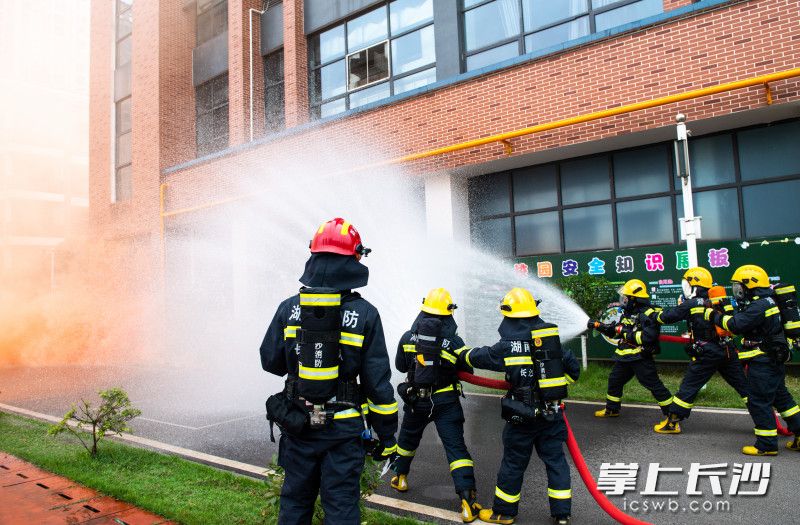 消防指战员第一时间扑灭“火源”。