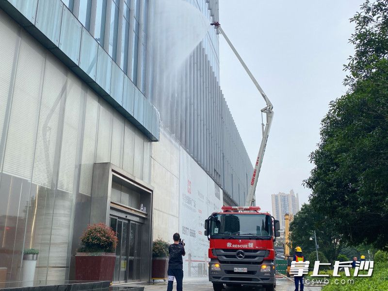 在华创国际中心，开福区消防救援大队开展消防疏散演练。均为长沙晚报通讯员 嵇田利 供图