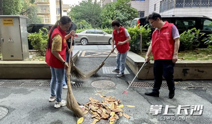 “洁净家园”创建行动中，清水塘街道动员街道社区工作人员、志愿者、居民等对小区开展大扫除。均为长沙晚报全媒体记者 唐朝昭 摄