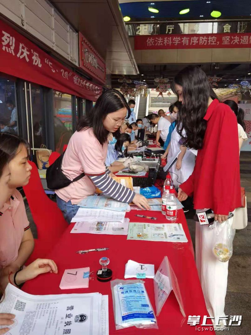 世界计量日到来前，长沙市开展各种计量惠民活动。  全媒体记者 周辉霞 摄