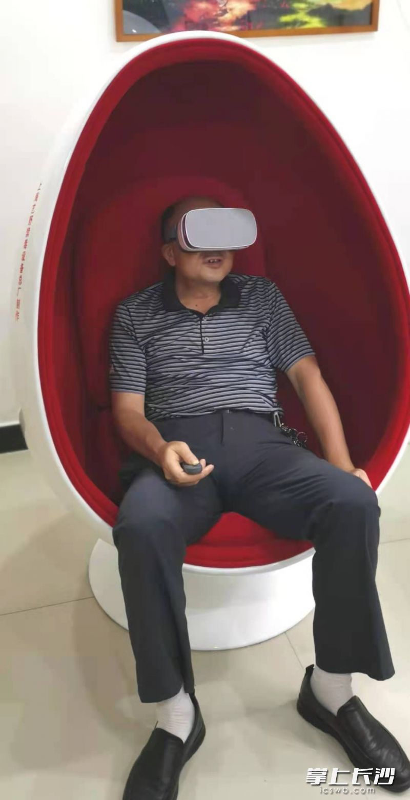 居民群众现场体验“吸毒”感觉。长沙晚报全媒体记者 颜家文摄