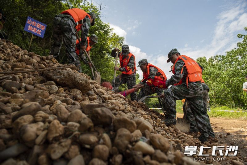 山体滑坡演练中，民兵及时将“被困伤者”救出。