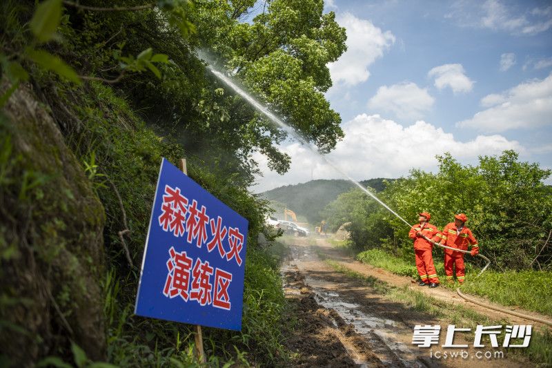 街道森林消防分队赶赴“森林火灾”现场，扑救“山火”。