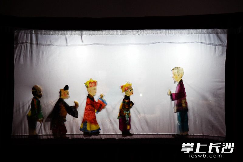 皮影戏改编版《三打白骨精》提醒市民防范经济犯罪给自身财产带来损失。 皮影戏改编版《三打白骨精》提醒市民防范经济犯罪给自身财产带来损失。