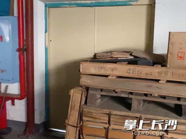 该场所防火门被杂物堵塞，严重影响消防安全。均为长沙晚报通讯员 嵇田利 供图